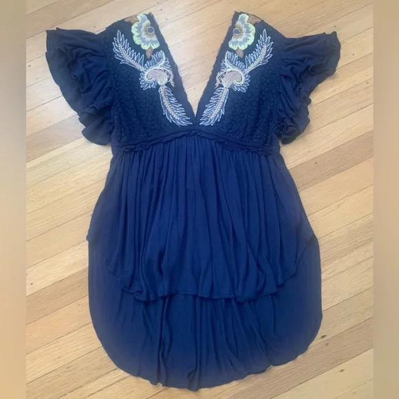 EUC FREE PEOPLE NAVY-BLUE FLORAL FLUTED HI-LOW DEEP V-NECK BLOUSE SIZE XS/FITS S - Picture 4 of 14